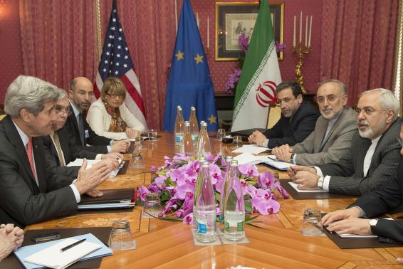 Ngoại trưởng Mỹ John Kerry (tr&aacute;i) gửi lời chia buồn đến ph&aacute;i đo&agrave;n Iran tr&ecirc;n b&agrave;n đ&agrave;m ph&aacute;n sau khi mẹ của Tổng thống Iran qua đời. Ảnh: Reuters