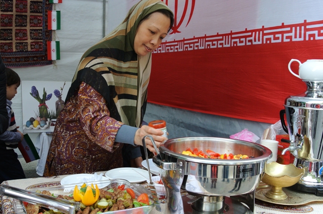 B&aacute;n m&oacute;n Shami (thịt cừu, khoai t&acirc;y nghiền r&aacute;n) v&agrave; Iujeh Kabab (g&agrave; nướng ướp chanh, bơ v&agrave; hoa nghệ t&acirc;y) đến từ Đại sứ qu&aacute;n Iran