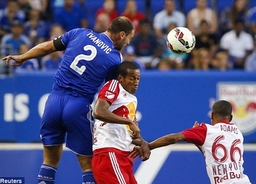 H&agrave;ng thủ Chelsea phạm nhiều sai s&oacute;t, dẫn đến trận thua thảm trước NY Red Bulls