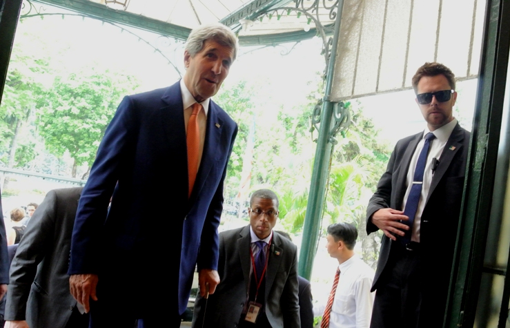 Ngoại trưởng Mỹ John Kerry chống gậy bước l&ecirc;n thềm nh&agrave; kh&aacute;ch Ch&iacute;nh phủ