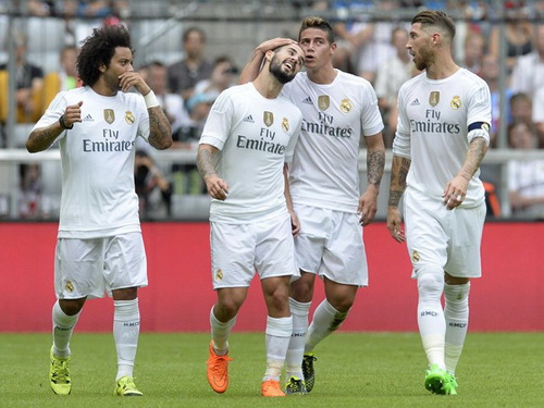 James Rodriguez (10) chia vui c&ugrave;ng đồng đội sau b&agrave;n thắng v&agrave;o lưới Tottenham