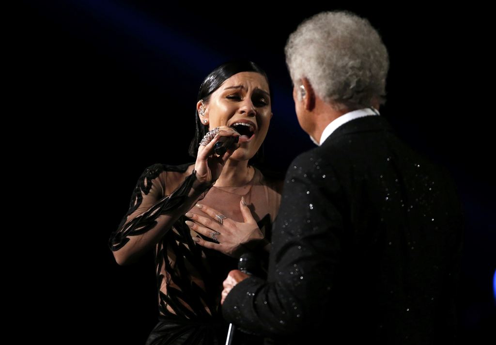 Jessie J song ca c&ugrave;ng danh ca Tom Jones ca kh&uacute;c Youve Lost That Loving Feeling