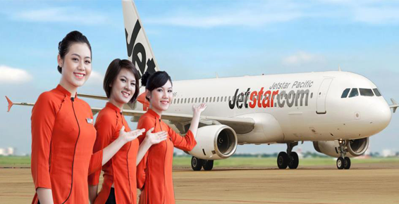Ban đầu, tiếp vi&ecirc;n nữ của Jetstar Pacific mặc &aacute;o d&agrave;i c&aacute;ch điệu m&agrave;u cam