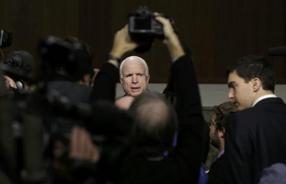 Nghị sĩ Cộng h&ograve;a John McCain đ&atilde; k&yacute; t&ecirc;n v&agrave;o l&aacute; thư gởi Ngoại trưởng Mỹ John Kerry v&agrave; Bộ trưởng Quốc ph&ograve;ng Ash Carter. Ảnh: Reuters