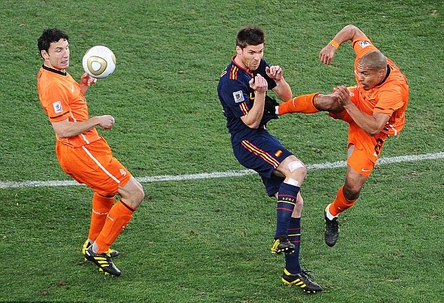 C&uacute; kungfu của De Jong với Alonso