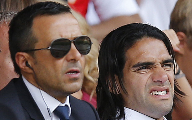 Falcao (phải) được ông Mendes đưa đến Chelsea dù vừa trải qua 1 mùa tệ hại trong màu áo M.U