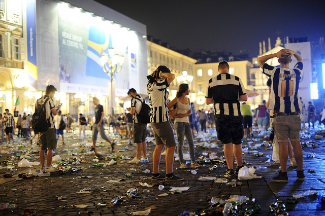 Trongkhi đ&oacute;, người h&acirc;m mộ Juventus tại Turin, &Yacute; th&igrave; ch&igrave;m trong nỗi thất vọng c&ugrave;ng cực