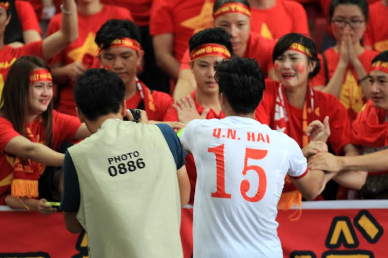 Quế Ngọc Hải kh&oacute;c c&ugrave;ng c&aacute;c CĐV