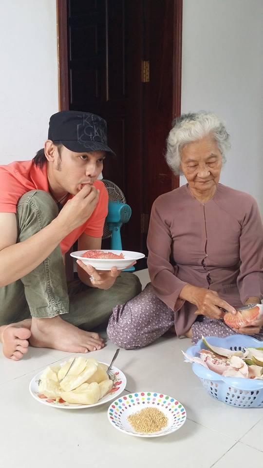 NSƯT Kim Tiểu Long thích món bưởi được trồng tại nhà, do chính tay mẹ bóc vỏ