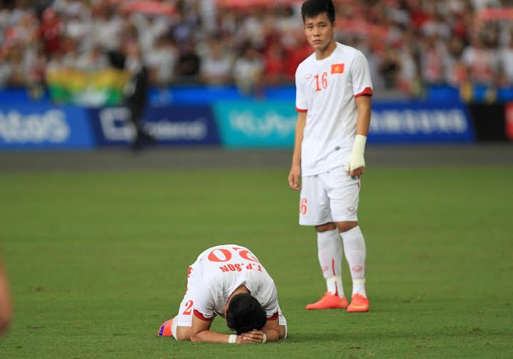 Phi Sơn đổ gục tr&ecirc;n s&acirc;n