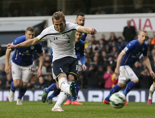 Harry Kane ghi bàn tứ chấm 11m phút 64, hoàn tất cú hat-trick đầu tiên ở giải Ngoại hạng Anh
