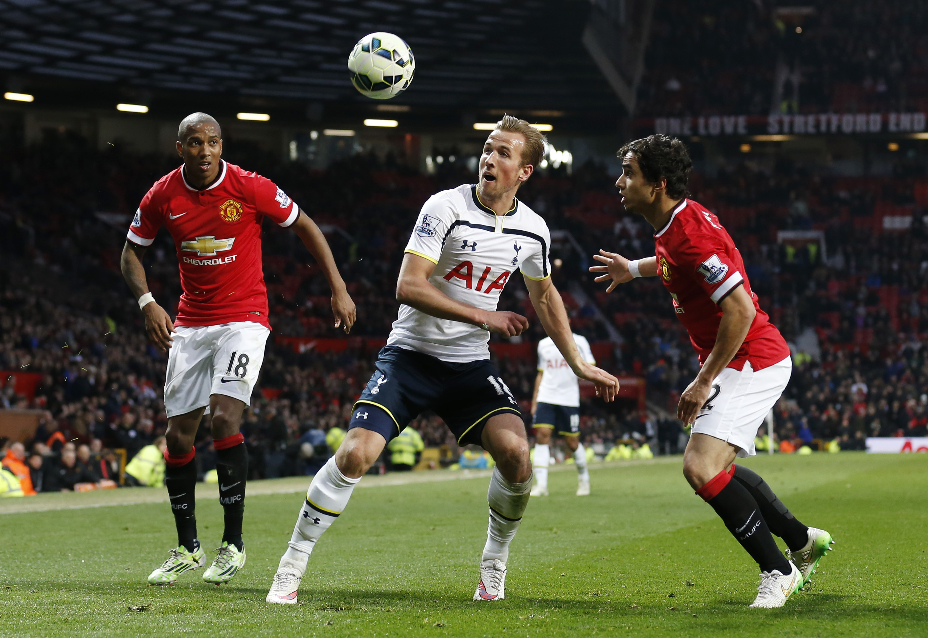 Ti&ecirc;̀n đạo Harry Kane (giữa) trong tr&acirc;̣n thua M.U ở vòng 29 Giải Ngoại hạng Anh