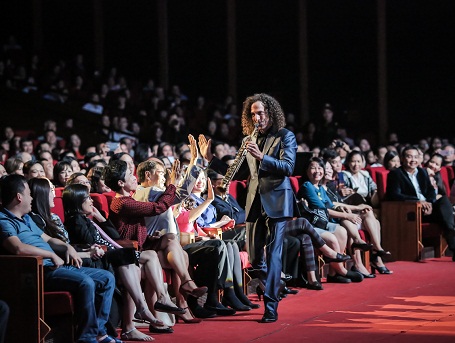 Kenny G khiến khán giả phát sốt khi chia sẻ bằng tiếng Việt