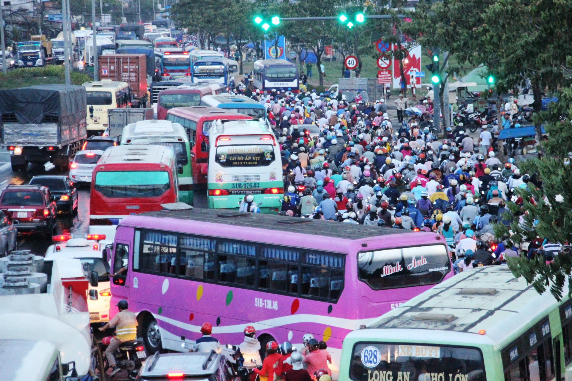 Kẹt xe k&eacute;o d&agrave;i ngay trước lễ giỗ tổ