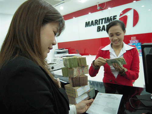 Người d&acirc;n gửi tiết kiệm tại Maritime Bank