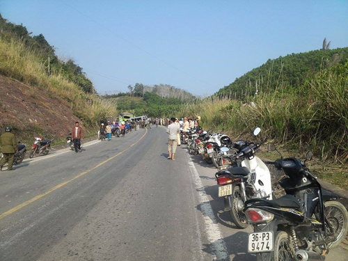 Lực lượng chức năng c&ugrave;ng người d&acirc;n địa phương khẩn trương khắc phục hậu quả vụ tai nạn thảm khốc