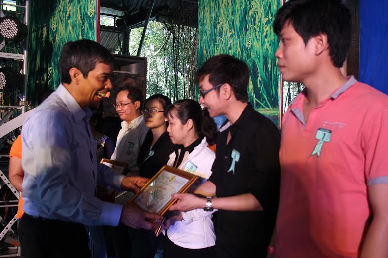 Ông Nguyễn Văn Khải, Phó Chủ tịch Thường trực LĐLĐ TP HCM,
tặng giấy khen cho các điển hình