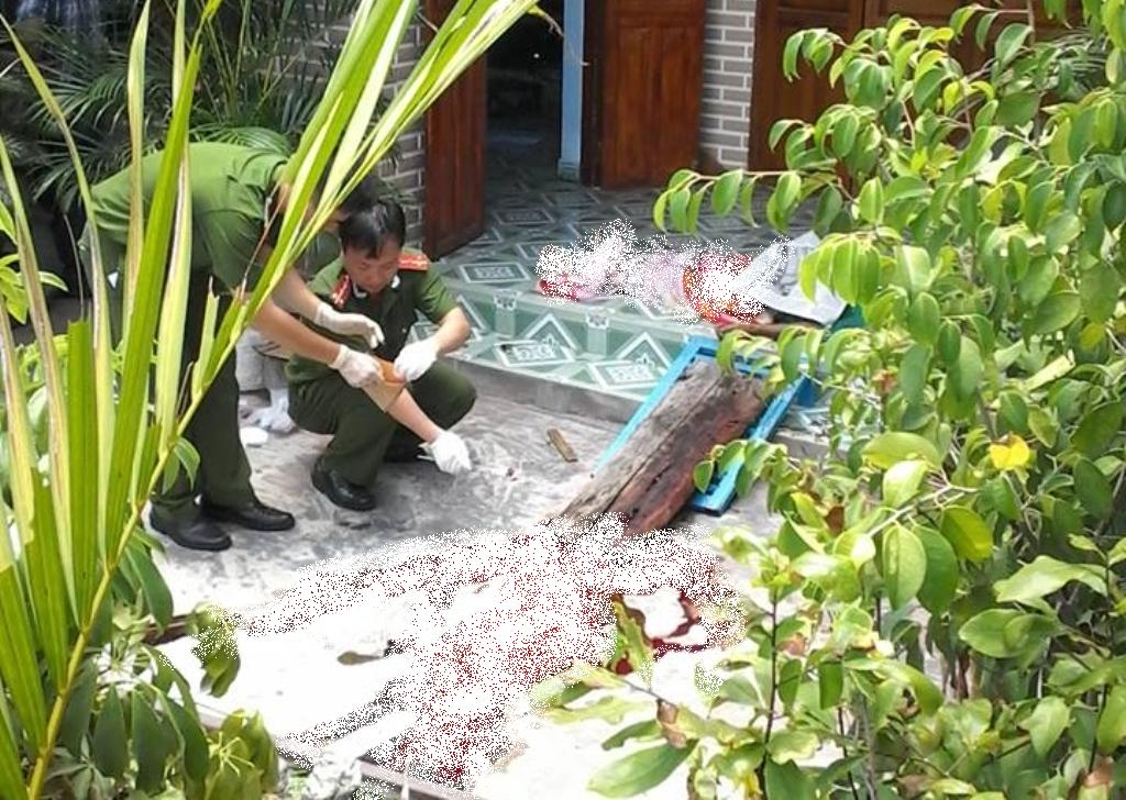 Nạn nh&acirc;n chết trước hi&ecirc;n nh&agrave;, cơ quan chức năng đang kh&aacute;m nghiệm hiện trường