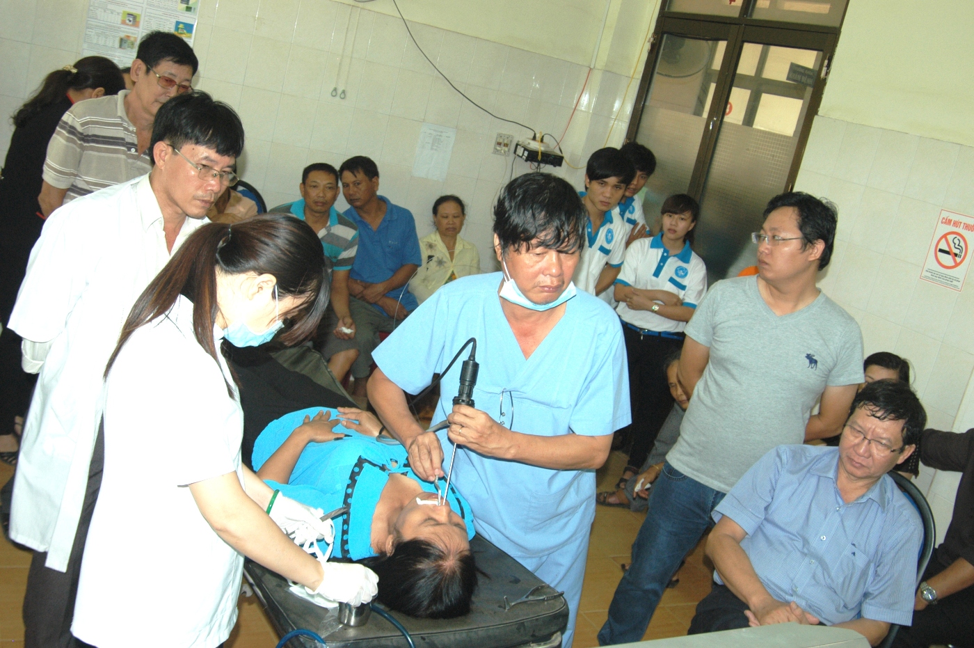 Khám và mổ viêm xoang bằng tia laser