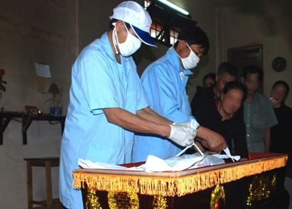 Khi khâm liệm, phát hiện người nhà chết bất thường