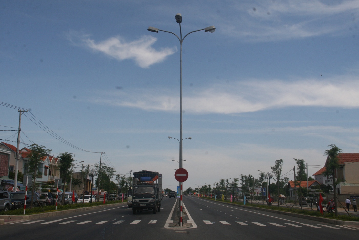 Tổng mức đầu tư cho 27,7 km đường l&agrave; hơn 1.625,7 tỉ đồng, tuyến đường n&agrave;y c&oacute; quy m&ocirc; mặt cắt ngang 20,5 m với 4 l&agrave;n xe cơ giới, 2 l&agrave;n xe hỗn hợp