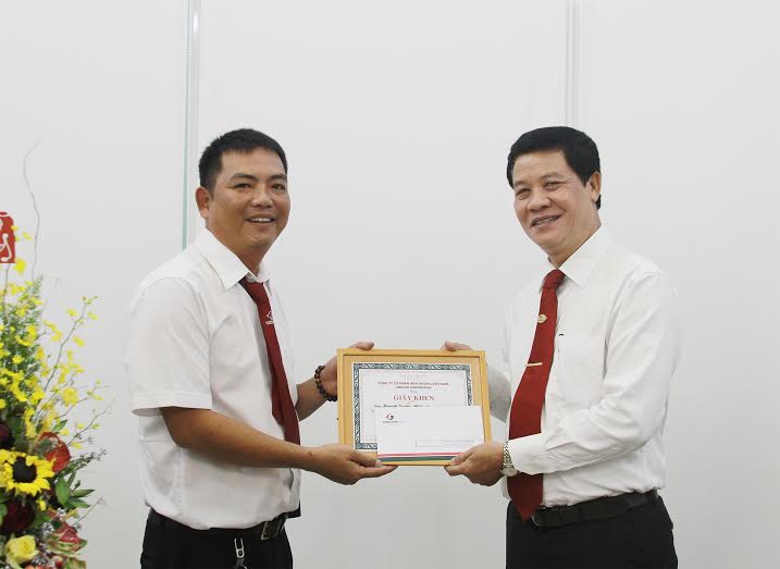 &Ocirc;ng Trương Đ&igrave;nh Qu&yacute; (b&igrave;a phải), Ph&oacute; Tổng gi&aacute;m đốc Vinasun Corp, trao giấy khen cho l&aacute;i xe Huỳnh Quang Minh