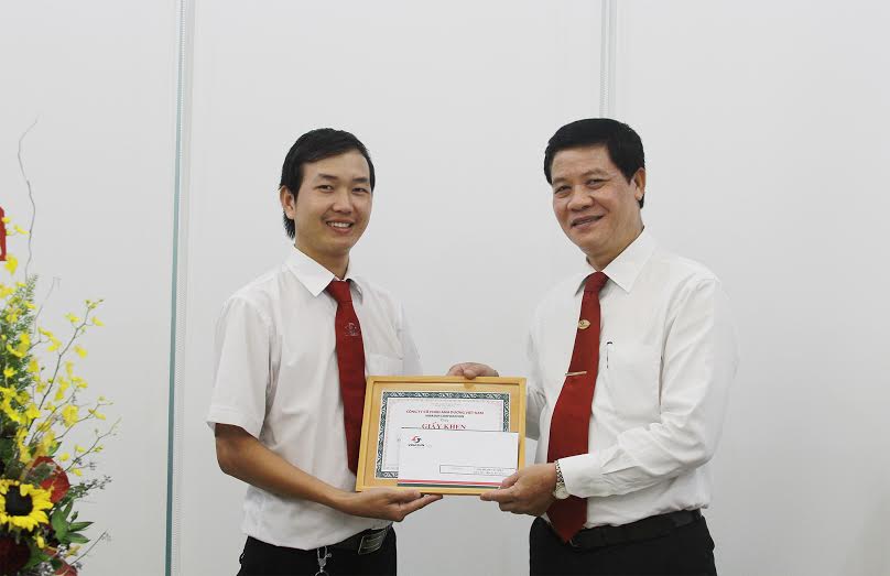 &Ocirc;ng Trương Đ&igrave;nh Qu&yacute; (b&igrave;a phải), Ph&oacute; Tổng gi&aacute;m đốc Vinasun Corp, trao giấy khen cho l&aacute;i xe Phạm Văn Hiếu