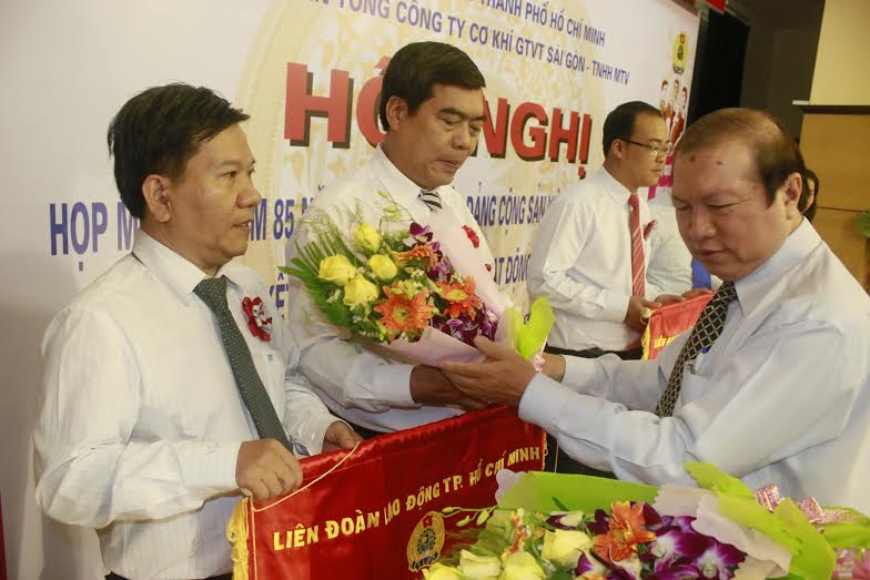 &Ocirc;ng Nguyễn Việt Cường, Ph&oacute; Chủ tịch LĐLĐ TP, trao cờ thi đua của LĐLĐ TP  cho c&aacute;c tập thể xuất sắc SAMCO
