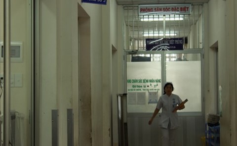 Không chịu "nối lại tình xưa", cô gái bị tạt axit nguy kịch