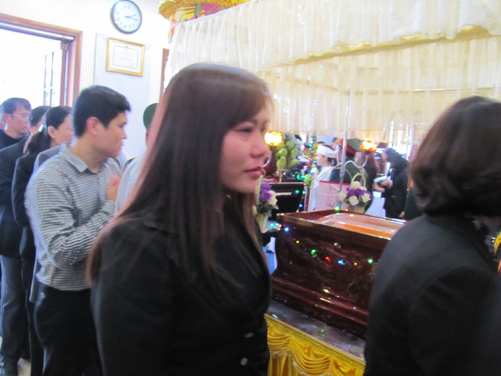 Kh&aacute;ch viếng đi quanh linh cửu &ocirc;ng Nguyễn B&aacute; Thanh  ẢNH: HO&Agrave;NG DŨNG