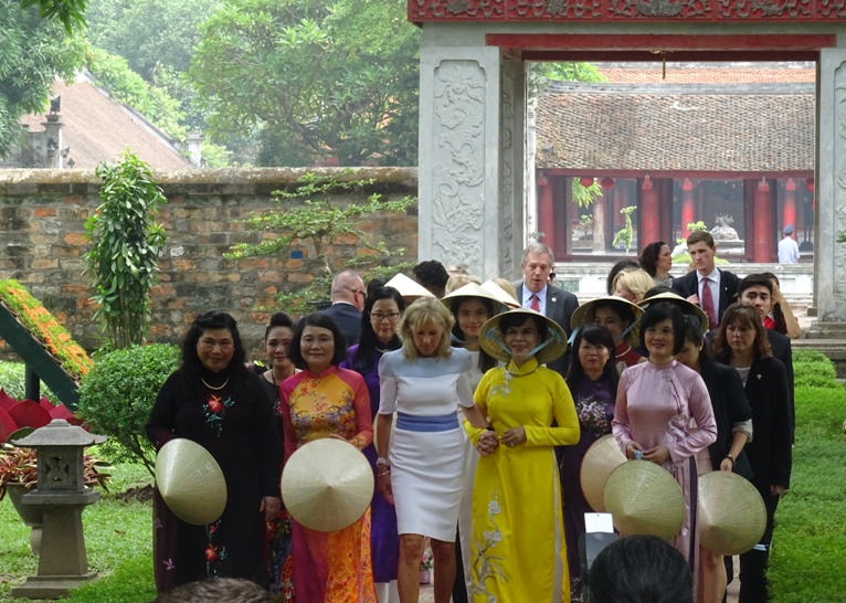Cả đo&agrave;n trước Khu&ecirc; văn c&aacute;c. Trong đoan c&oacute; Ph&oacute; Chủ tịch Quốc hội T&ograve;ng Thị Ph&oacute;ng (b&igrave;a tr&aacute;i, h&agrave;ng đầu) v&agrave; Phu nh&acirc;n Ph&oacute; Thủ tướng, Bộ trưởng Ngoại giao Nguyễn Thị Nguyệt Nga (b&igrave;a phải, h&agrave;ng đầu)