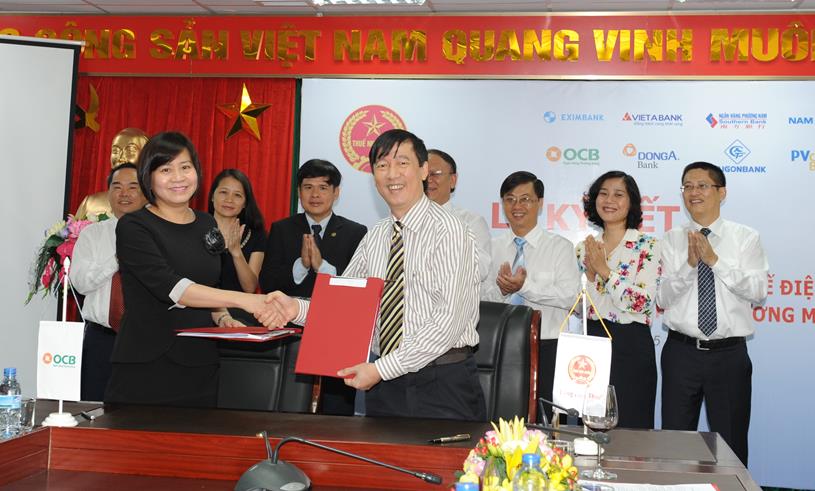 B&agrave; Huỳnh L&ecirc; Mai &ndash; Ph&oacute; Tổng Gi&aacute;m đốc, đại diện OCB v&agrave; &Ocirc;ng Nguyễn Đại Tr&iacute; &ndash;Ph&oacute; Tổng cục trưởng, Tổng cục Thuế k&yacute; thỏa thuận hợp t&aacute;c