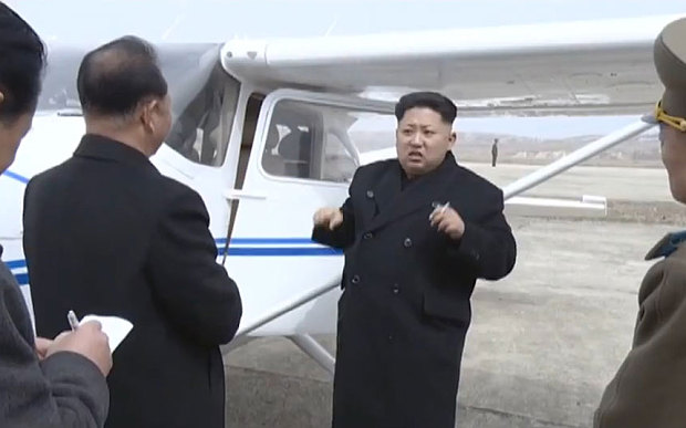 Nh&agrave; l&atilde;nh đạo trẻ Kim Jong un (giữa) đ&atilde; hướng dẫn cho c&aacute;c quan chức về chiếc m&aacute;y bay. Ảnh: Telegraph