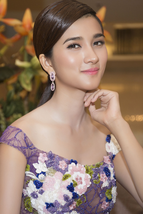 Kim Tuyến khoe vẻ đẹp kiêu sa