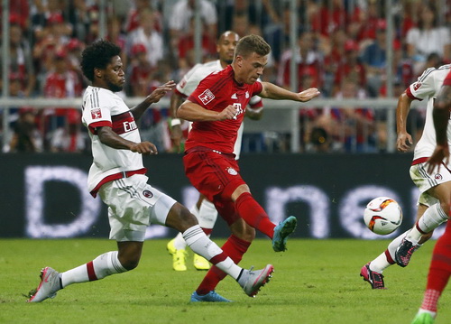 Kimmich đi b&oacute;ng trước Souza, sau lưng l&agrave; De Jong chuẩn bị phạm lỗi
