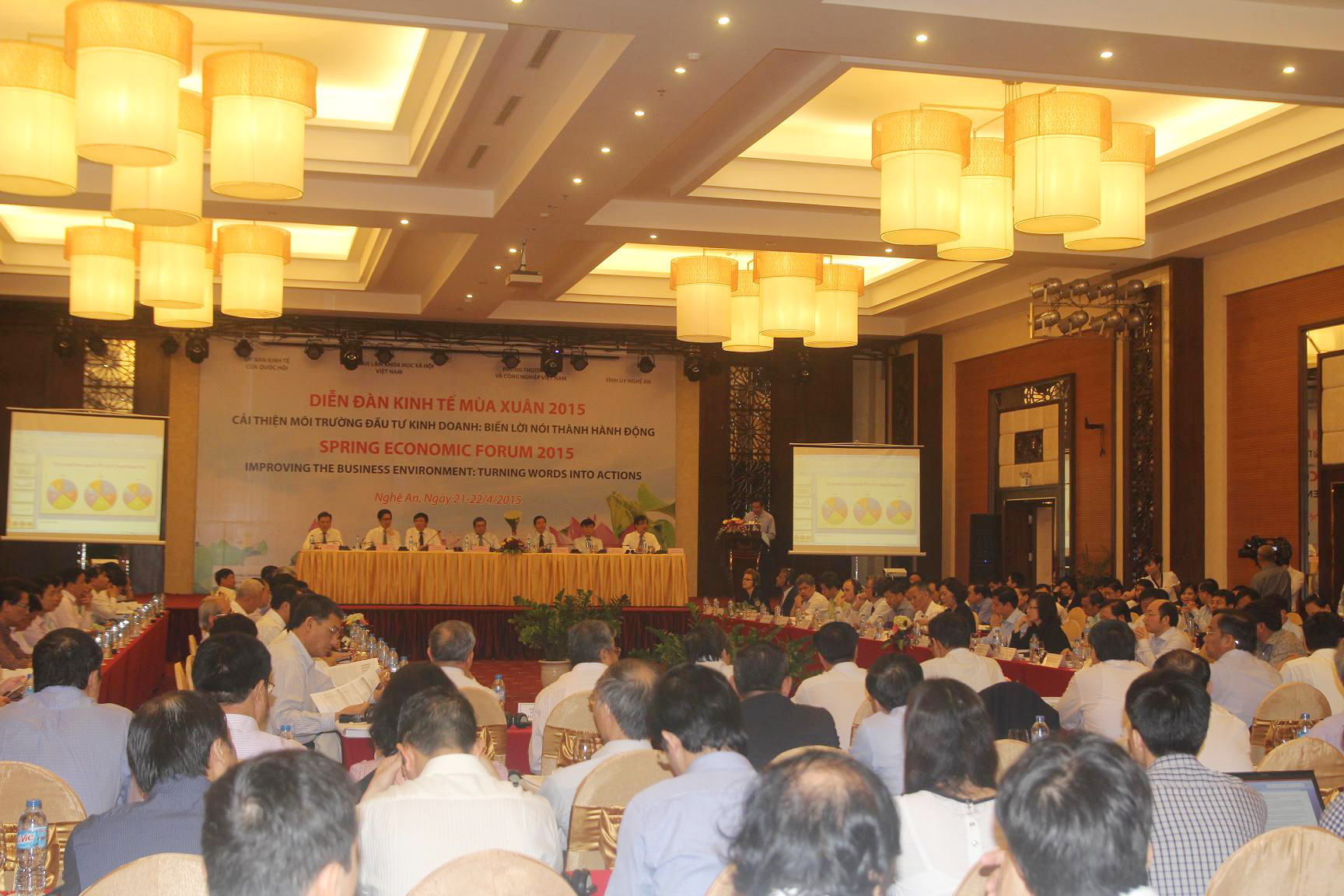 Nhiều &yacute; kiến tại Diễn đ&agrave;n kinh tế m&ugrave;a Xu&acirc;n 2015 cho rằng kinh tế đ&atilde; phục hồi nhưng thiếu ổn định