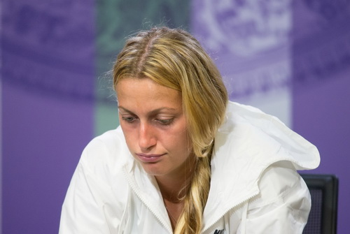 Đương kim vô địch nữ Kvitova bị loại, Federer chật vật đi tiếp