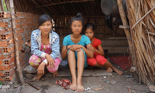 Ba chị em Quỳnh Như trong ngôi nhà tồi tàn
