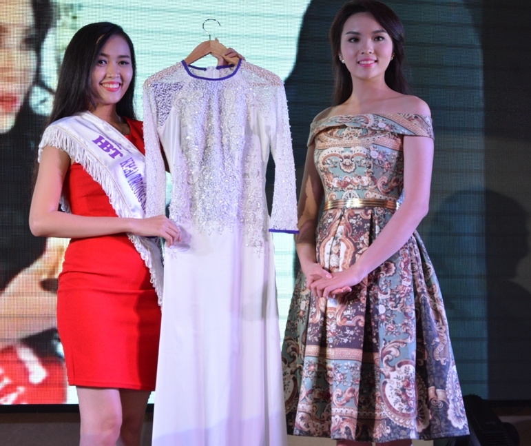 Chiếc &aacute;o d&agrave;i t&ocirc;n vinh vẽ đẹp của Nguyễn Cao Kỳ Duy&ecirc;n
