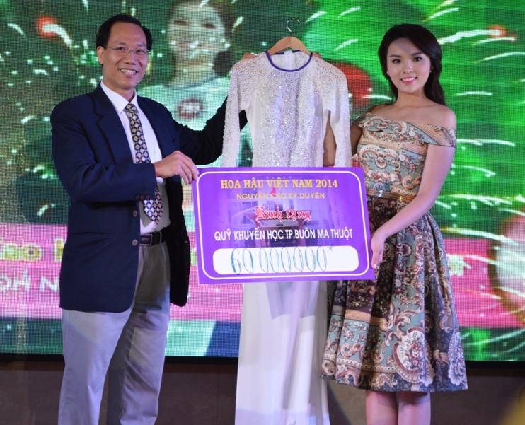 Chiếc &aacute;o d&agrave;i được b&aacute;n đấu gi&aacute; 60 triệu đồng