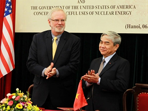 Bộ trưởng Bộ Khoa học v&agrave; C&ocirc;ng nghệ Nguyễn Qu&acirc;n v&agrave; Đại sứ David Shear tại lễ k&yacute; Hiệp định Hợp t&aacute;c hạt nh&acirc;n d&acirc;n sự Việt Nam - Mỹ ng&agrave;y 6-5-2014 tại H&agrave; Nội.