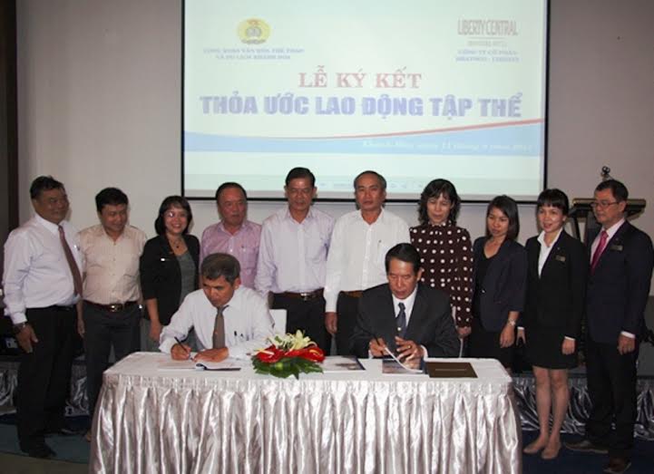 Đại diện CĐ ngành Văn hóa Thể thao Du lịch tỉnh ký kết với doanh nghiệp những điều khoản có lợi cho người lao động