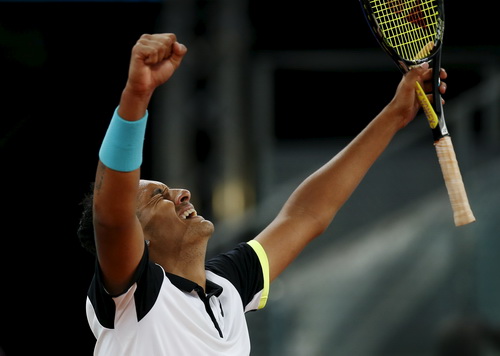 Địa chấn Madrid Open: Federer thua tay vợt tuổi 20