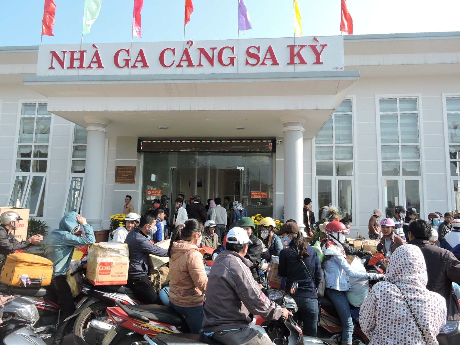 Nh&agrave; ga cảng Sa Kỳ đ&ocirc;ng nghẹt kh&aacute;ch