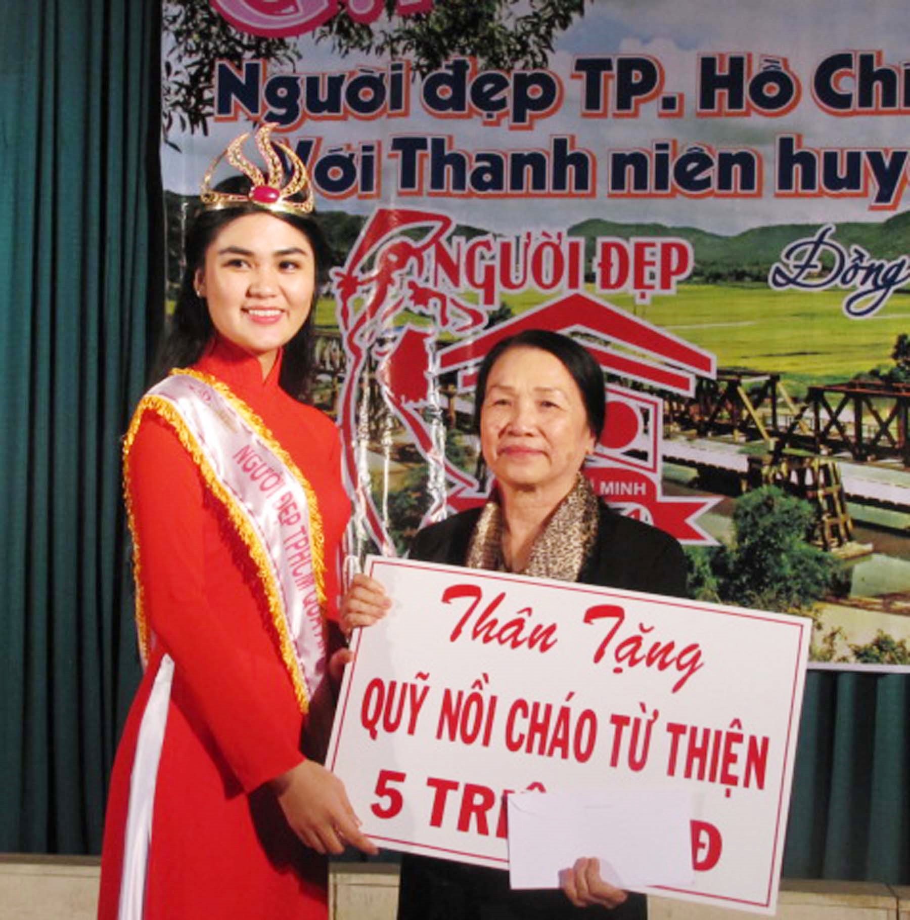 Hoa khôi Người đẹp TP HCM qua ảnh 2014 Võ Thị Quỳnh Đăng về lại quê La Hai làm từ thiện ngay sau khi đăng quang.