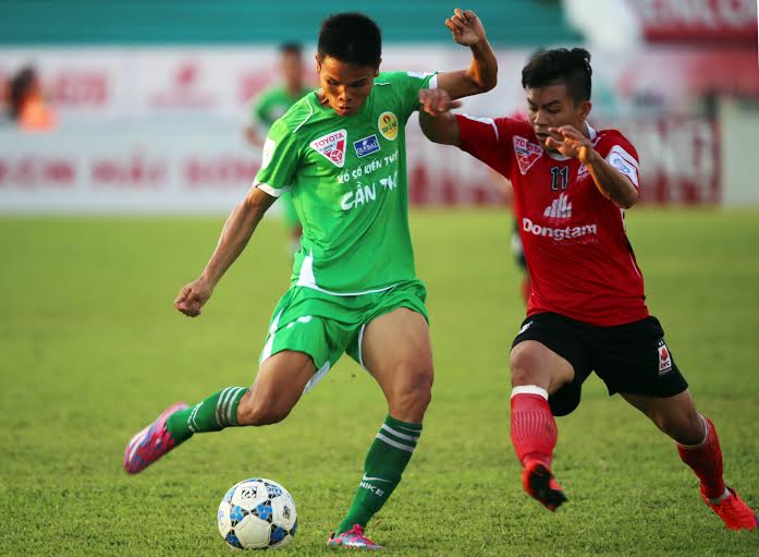 Tiền đạo Văn Thắng ghi b&agrave;n cho Cần Thơ