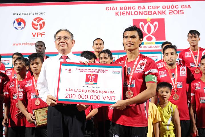 Đội trưởng Tài Em nhận phần thưởng từ BCT