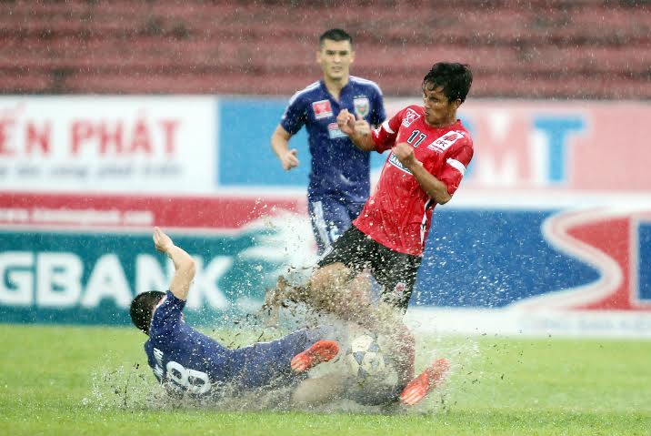 Trận đấu diễn ra quyết liệt trong mưa