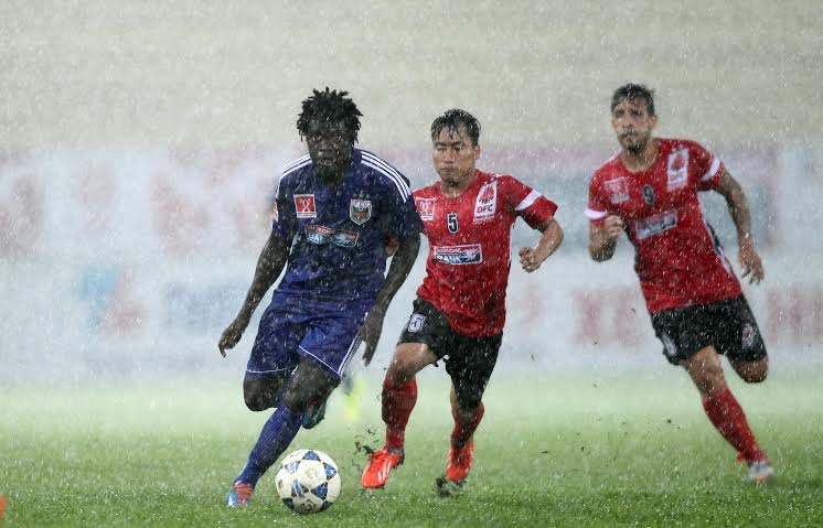 Abass (trái) lập hat-trick cho Bình Dương