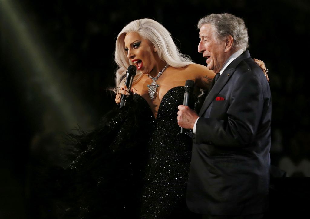 Lady Gaga v&agrave; danh ca Tony Bennett song ca b&agrave;i h&aacute;t Cheek to Cheek